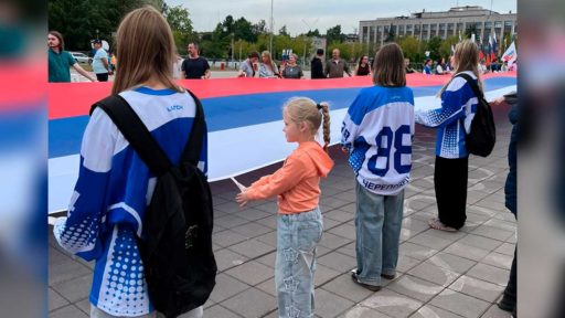 100-метровый флаг России пронесли по площади Молодежи в Череповце