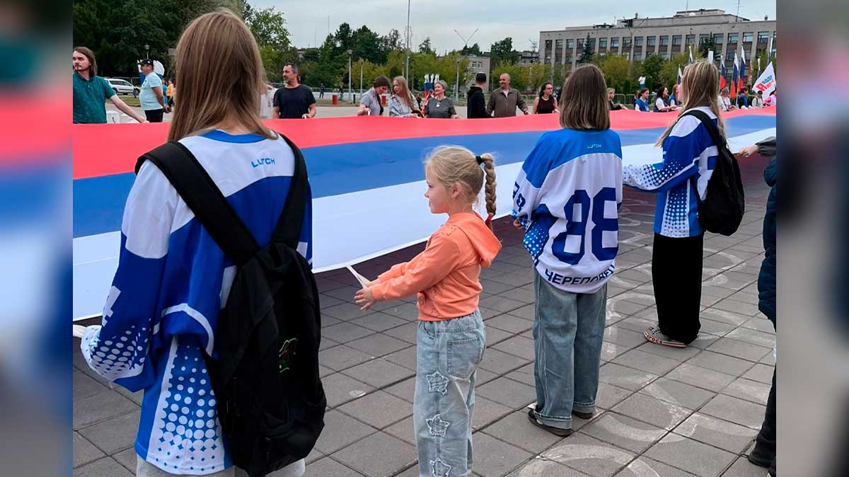 100-метровый флаг России пронесли по площади Молодежи в Череповце