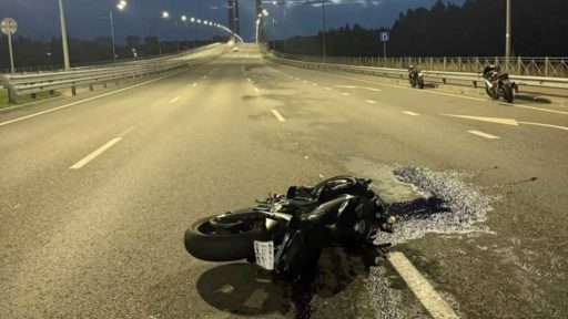 Мотоциклист и пассажир пострадали в ночном ДТП на Южном шоссе