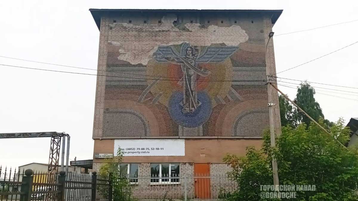 Историческая мозаика на вокзале Череповца продолжает разрушаться