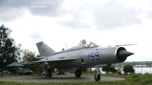Истребитель МиГ-21 установили в Парке Победы Череповца