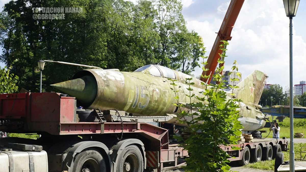 Истребитель МиГ-21 установили в Парке Победы Череповца