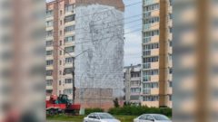 Напротив Ледового дворца появился новый мурал о череповецком хоккее