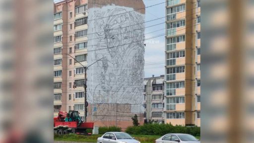 Напротив Ледового дворца появился новый мурал о череповецком хоккее