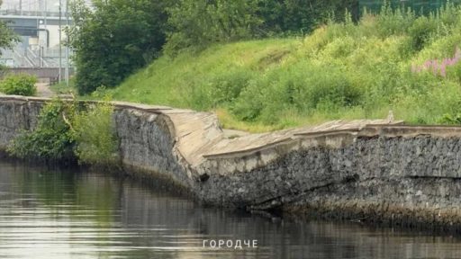 В Череповце перекрыли участок Курсантской набережной из-за разрушения берега