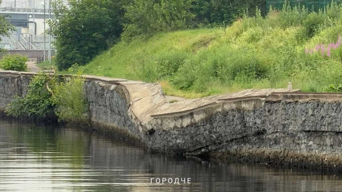 В Череповце перекрыли участок Курсантской набережной из-за разрушения берега