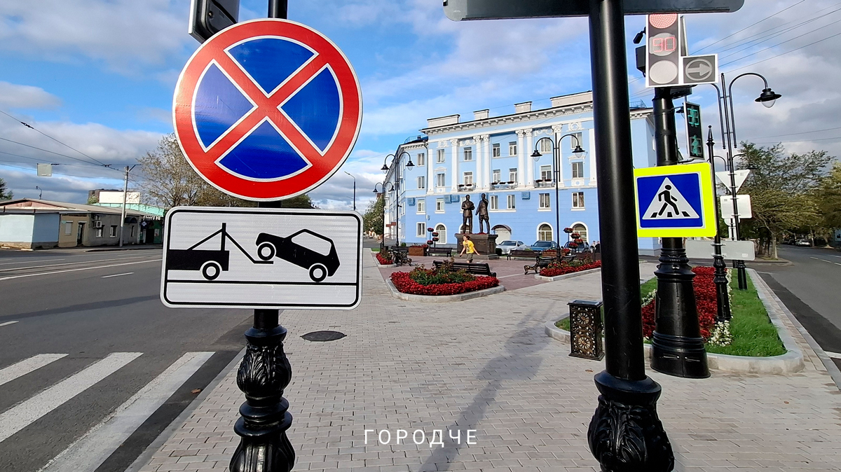 Парковка у памятника Бардину и Сталину: часть мест закрыта ради безопасности