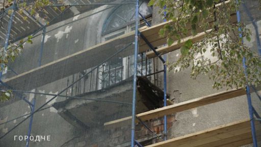 На Вологодской вместе с фасадами домов отремонтируют балконы