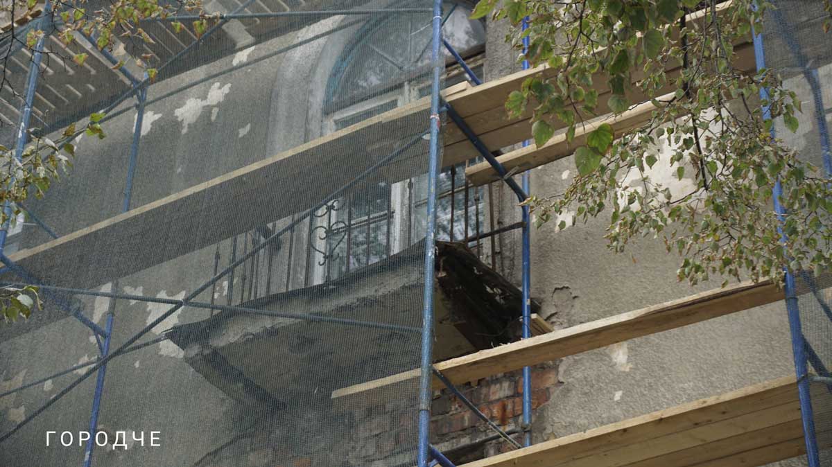 На Вологодской вместе с фасадами домов отремонтируют балконы