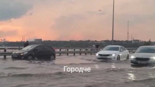Почему после ливней снова затапливает съезд с Октябрьского моста