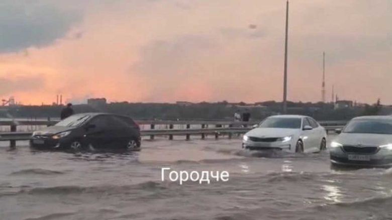 Почему после ливней снова затапливает съезд с Октябрьского моста