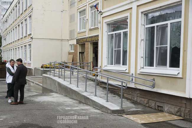 В школе №14 Череповца обновили пандус и входные двери