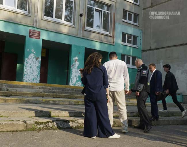 В школе №32 завершают ремонт входной группы к 1 сентября