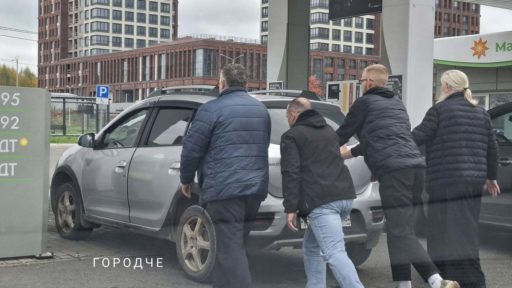 На заправке в Череповце водители помогли друг другу в двух ситуациях