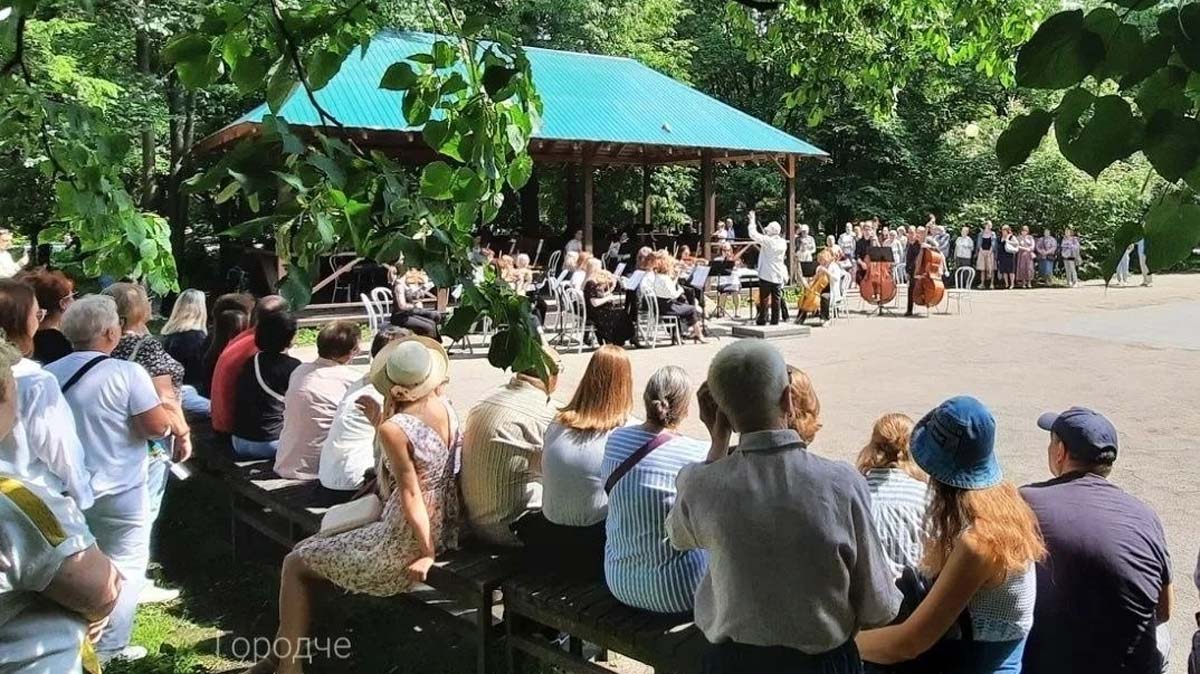 В Комсомольском парке начали восстанавливать беседку после обрушения крыши