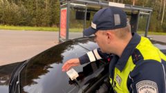 Лобовое стекло тонировано кустарным способом