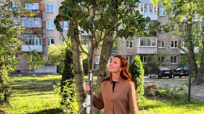 Наталья Москвитина посадила дерево в Череповце