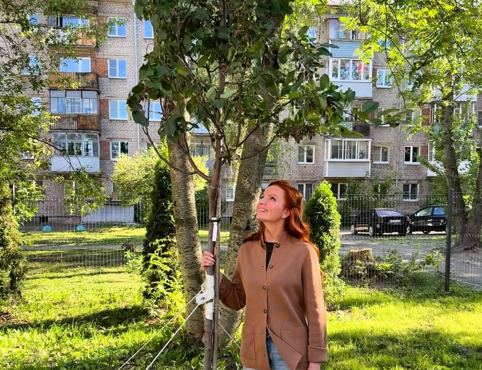 Наталья Москвитина посадила дерево в Череповце