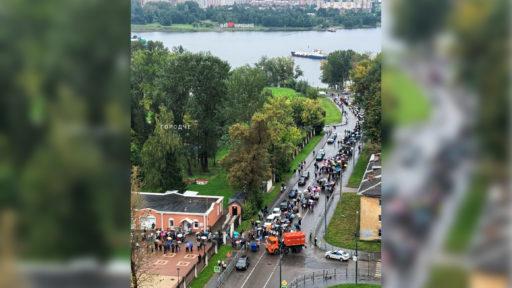 В Череповце около 1500 школьников и педагогов прошли по набережной