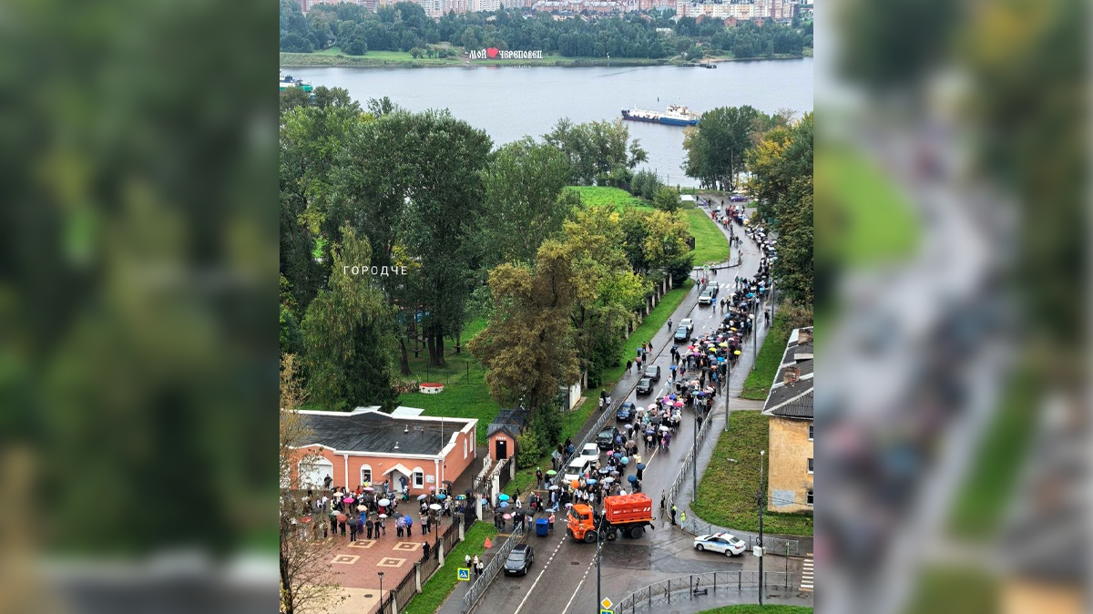 В Череповце около 1500 школьников и педагогов прошли по набережной