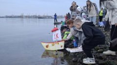 У усадьбы Гальских в Череповце школьники запустили кораблики