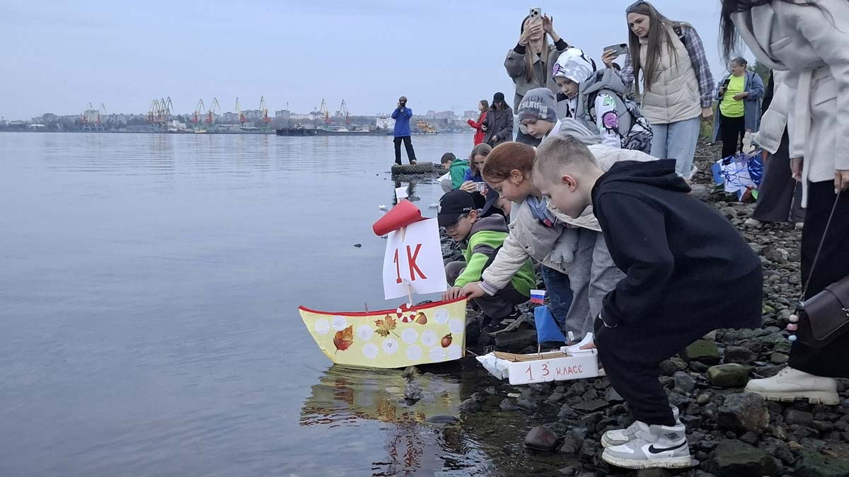 У усадьбы Гальских в Череповце школьники запустили кораблики