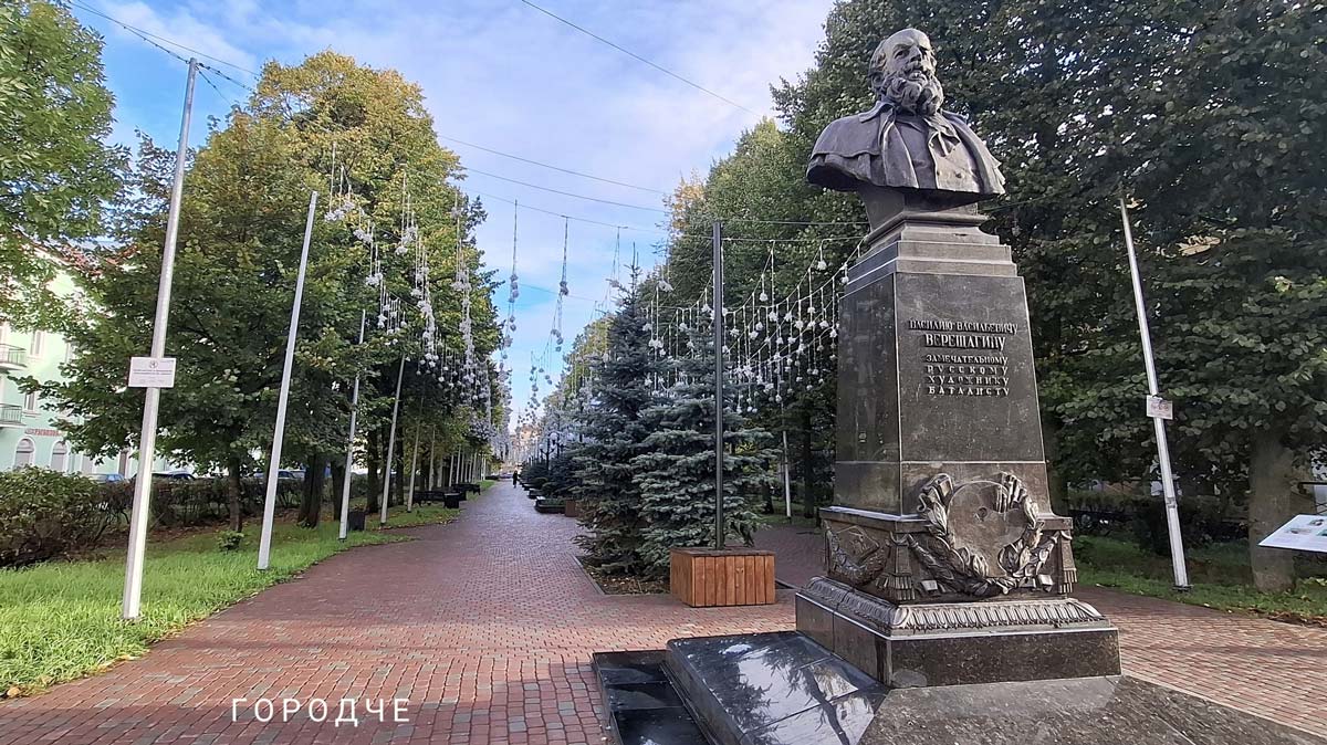 В сквере Верещагина заменили засохшие голубые ели