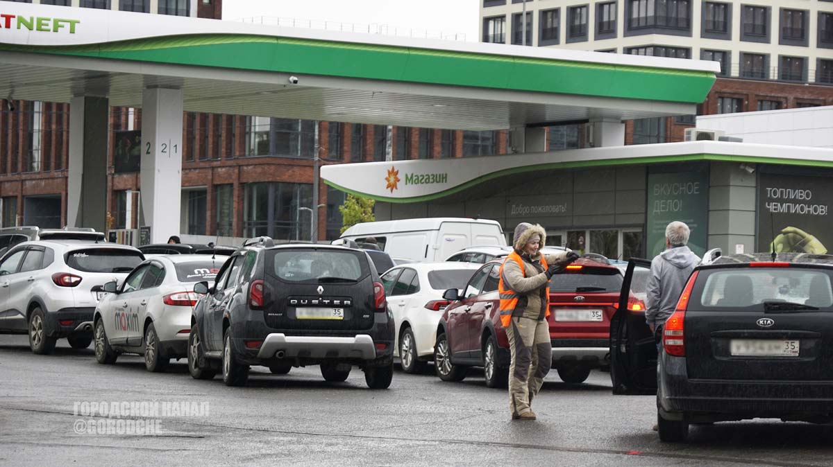 Волонтеры помогают водителям на заправках Череповца