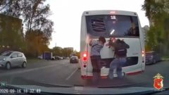 В Череповце задержали двух подростков-зацеперов на автобусе