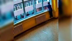 В Череповце из-за прорвавшейся трубы затопило школу №1