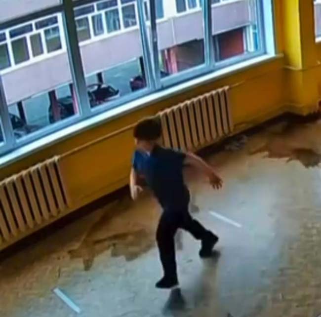 В Череповце из-за прорвавшейся трубы затопило школу №1