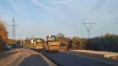 На дачной дороге у Северного моста укладывают второй слой асфальта