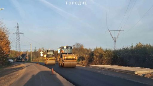 На дачной дороге у Северного моста укладывают второй слой асфальта