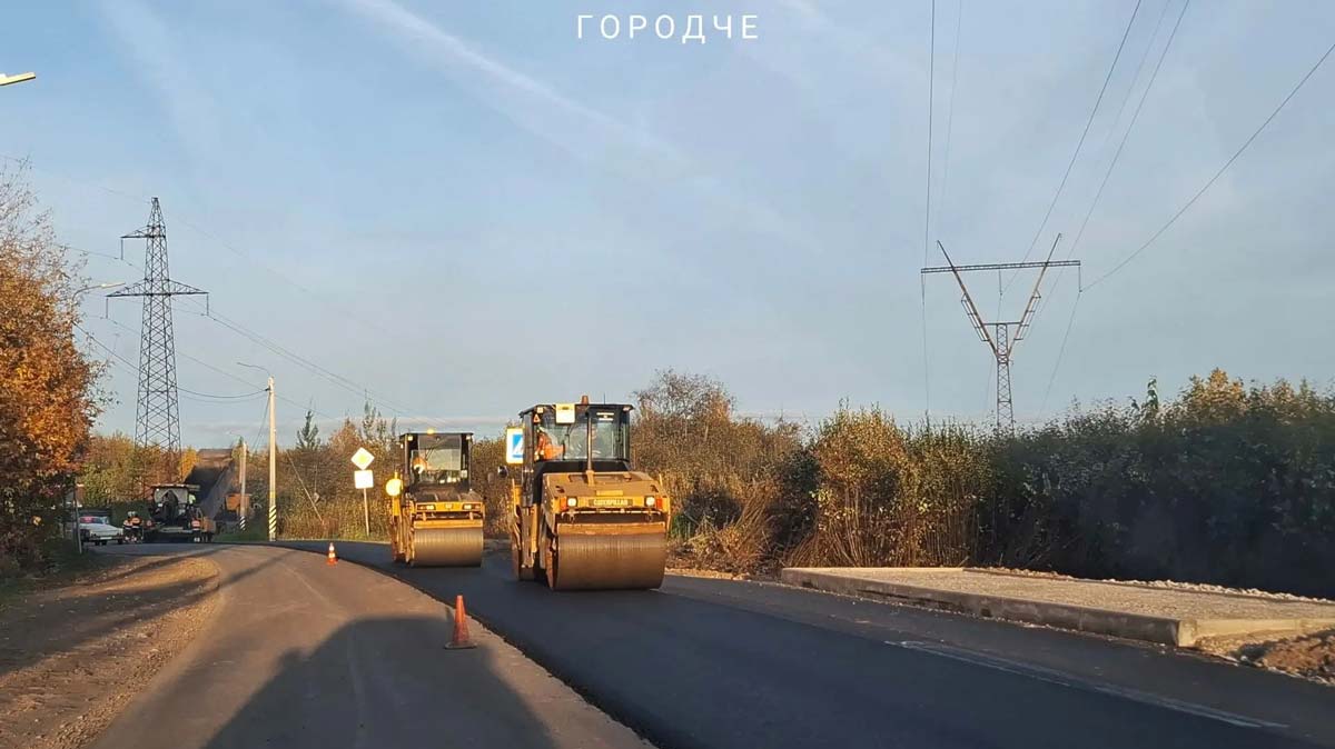 На дачной дороге у Северного моста укладывают второй слой асфальта