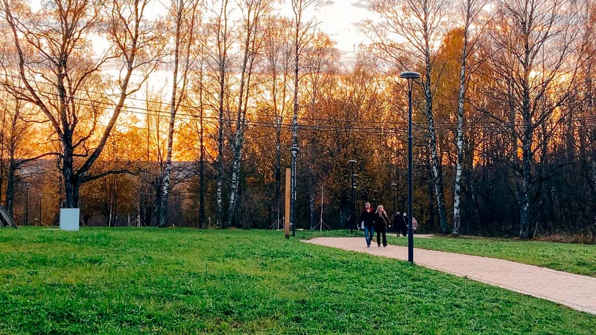 В Макаринской роще Череповца доделывают входную группу и тротуар