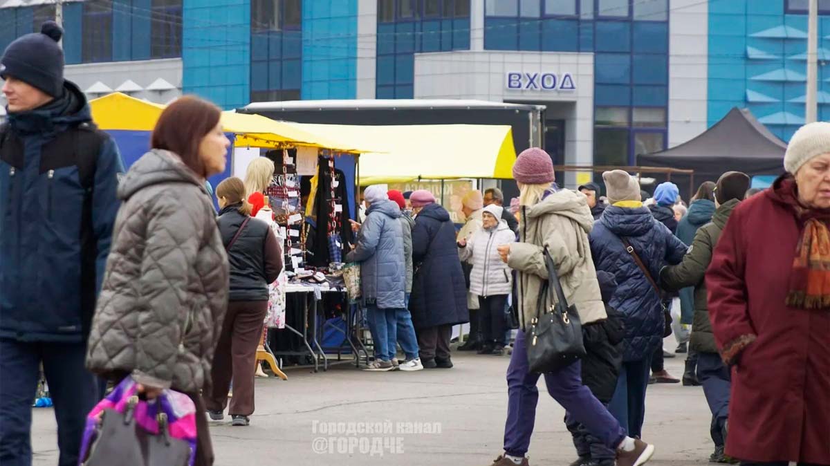 В Череповце у Ледового дворца собралась сельхозярмарка